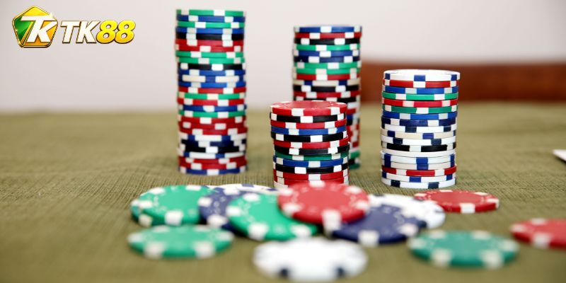 Poker Sviten Special bắt đầu bằng năm lá và vòng đổi bài